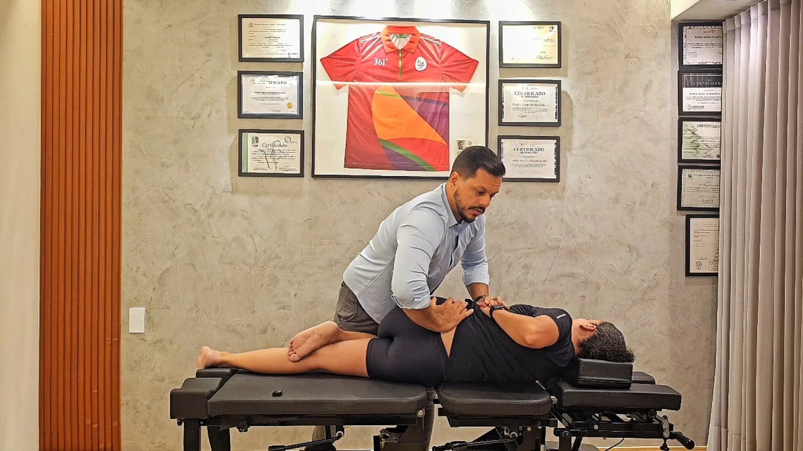 Dr. Pedro Rosário fazendo técnica manual na coluna lombar de paciente deitado de bruços na maca
