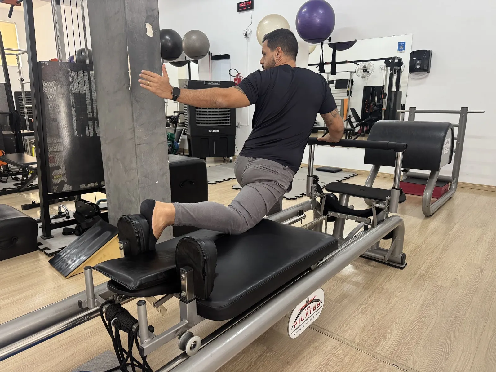 Exercício de Pilates no reformer no estúdio do Instituto Perseverar, em Contagem